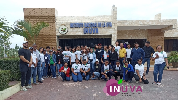 INUVA recibe visita de estudiantes preuniversitarios de la UNPHU.