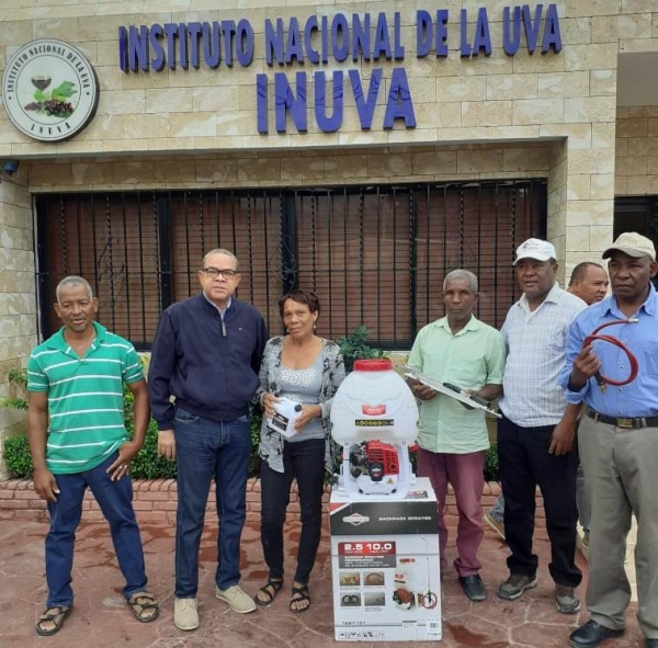 INUVA entrega equipo de fumigación a asociación de productores de uva de Galván.