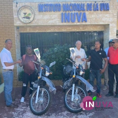 El INUVA entrega motocicletas nuevas a dos de sus técnicos.