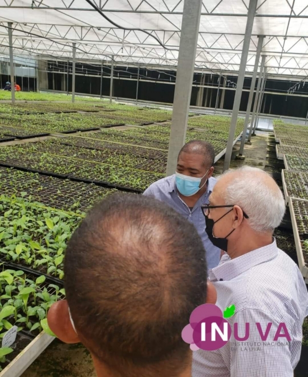 Visita del Director del INUVA y el equipo técnico al Laboratorio de Biotecnología de La Vega.