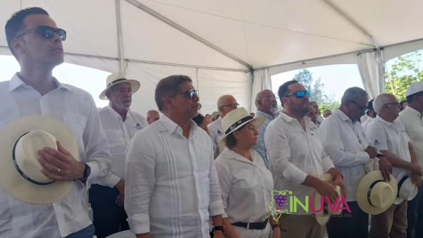 Día de campo en Baní y cosecha de uvas de alto valor genético.