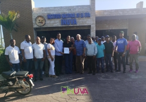 Autoridades del INUVA y productores de uvas y vinos de la provincia Bahoruco se reúnen con el Senador y la Gobernadora de la provincia.