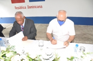 Firma de acuerdo de colaboración entre el INUVA y el Instituto Dominicano de Investigaciones Agropecuarias y Forestales (IDIAF).