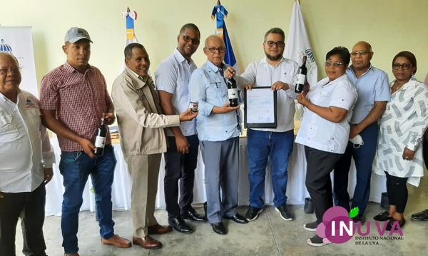 Acto de entrega de fondos al INUVA y a COOPEVINE por parte del FEDA.