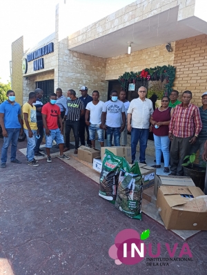 Entrega de fertilizantes y agroquímicos a los productores de uvas y vinos.