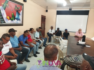 Autoridades del INUVA se reúnen con productores vitivinícolas de la provincia Bahoruco.