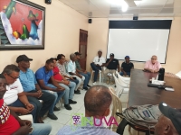 Autoridades del INUVA se reúnen con productores vitivinícolas de la provincia Bahoruco.